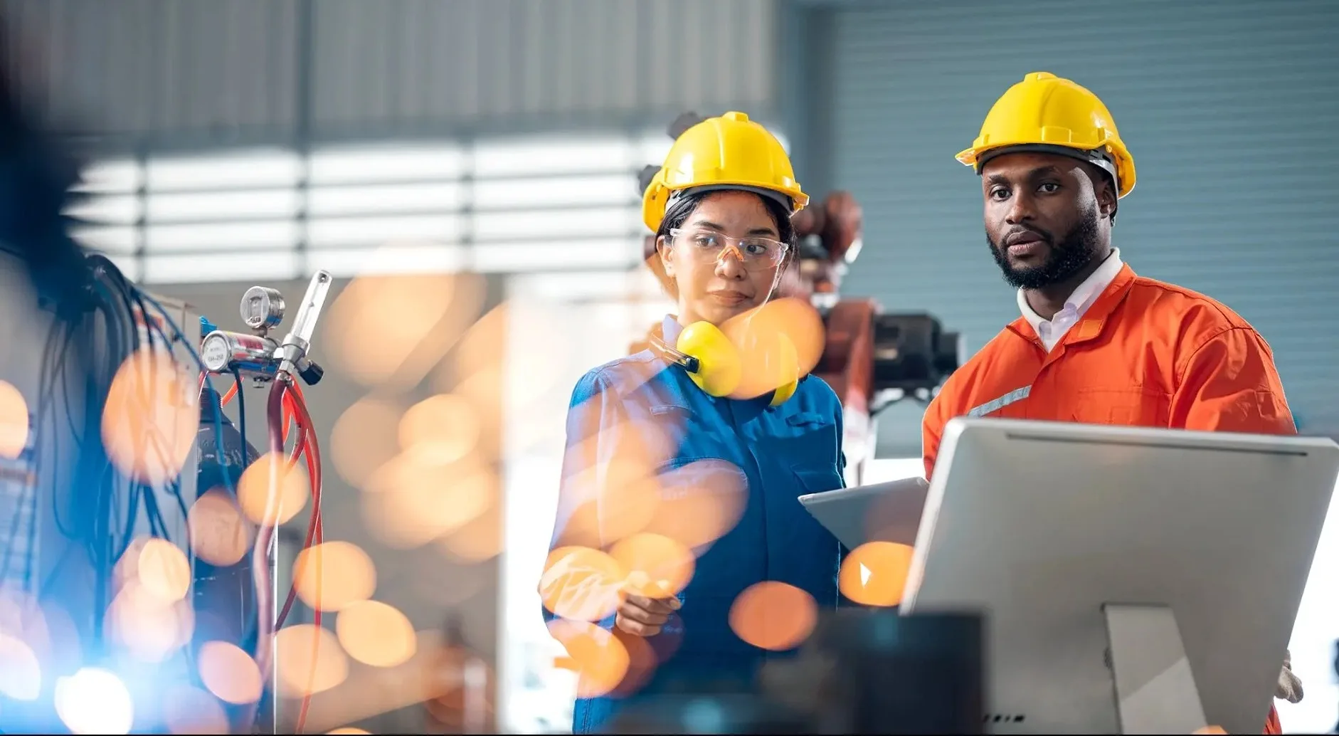 Trabajadores equipados con elementos de protección personal